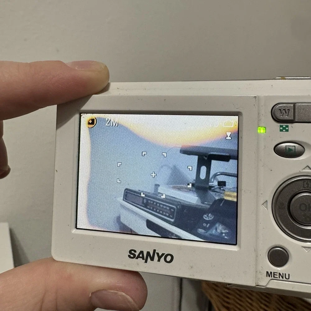 Sanyo S870 8.1MP Digital‎ Camera White - WARPED DISPLAY